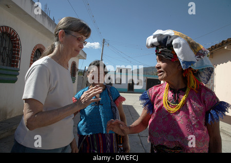 GUATEMALA sœur missionnaire catholique américain avec les femmes mayas de la quiche. Banque D'Images