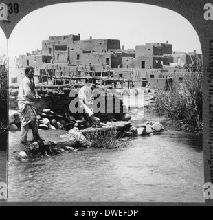 Deux autochtones américains debout à côté de flux, Taos Pueblo, New Mexico, USA, vers 1900 Banque D'Images