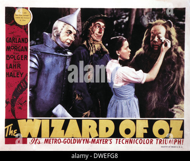 Judy Garland, Ray Bolger, Bert Lahr, Jack Haley et l'Affiche du film "The Wizard of Oz', 1939 Banque D'Images