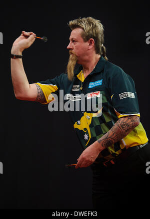 Exeter, Royaume-Uni. 08Th Mar, 2014. Simon Whitlock se jette contre Robert Thornton sur la façon de gagner le match 7-5 lors de la Premier League Betway fléchettes au Westpoint Arena. Credit : Action Plus Sport/Alamy Live News Banque D'Images