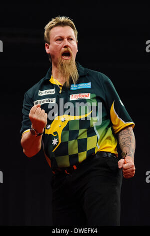 Exeter, Royaume-Uni. 08Th Mar, 2014. Simon Whitlock célèbre contre Robert Thornton sur la façon de gagner le match 7-5 lors de la Premier League Betway fléchettes au Westpoint Arena. Credit : Action Plus Sport/Alamy Live News Banque D'Images