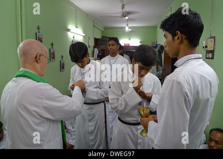 Le Bangladesh célèbre la messe à la Sainte Croix Frères Chambre à Dhaka Banque D'Images