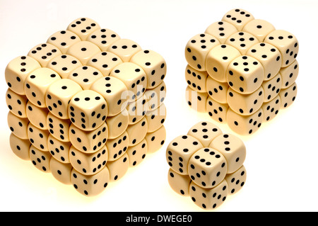 Cubes de 64, 27 et 16 dé Banque D'Images