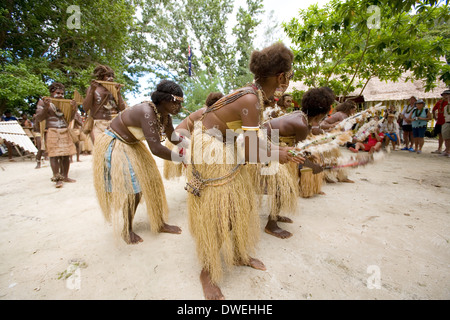 Les jeunes de l'île de Nggela en costumes traditionnels effectuer des danses, des Îles Salomon, Pacifique Sud Banque D'Images