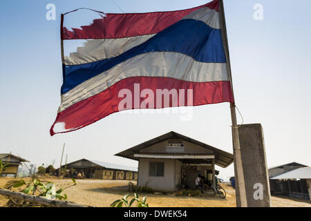 Mae Kasa, Tak, en Thaïlande. 3e Mar, 2014. Le Sanatorium Centre pour les collectivités frontalières à Mae Kasa, environ 30 minutes au nord de Mae Sot, en Thaïlande. Le Sanatorium fournit des traitements et de logement pour les personnes atteintes de la tuberculose dans un endroit isolé pour environ 68 patients, tous les Birmans. La clinique est exploité par l'Shoklo Malaria Research Unit et travaille avec plusieurs autres ONG qui aident les Birmans de Thaïlande. Les réformes dans le Myanmar ont alllowed les ONG pour l'exploitation de l'homme au Myanmar, à la suite de nombreuses ONG sont le déplacement des ressources aux opérations au Myanmar, laissant les migrants et les réfugiés birmans en Thaïlande vulnérables Banque D'Images