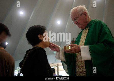 Philippines Saint Nino de Paz chapelle, Makati, Manila. La messe du dimanche par American prêtre missionnaire Banque D'Images