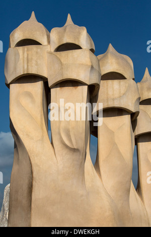 Cheminée ornée de broderie sur le toit de Gaudi, Casa Milia dans le quartier de l'Eixample de Barcelone, dans la région de Catalogne en Espagne. Banque D'Images