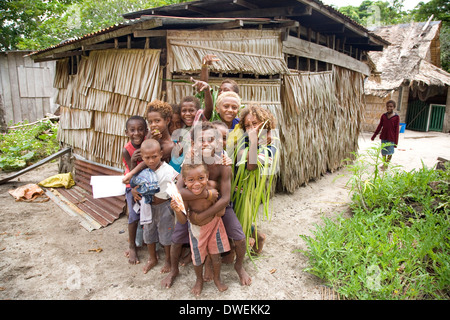 Les enfants, Santa Ana (Îles Salomon, Pacifique Sud Banque D'Images