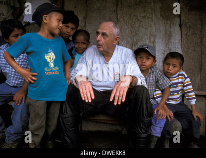 GUATEMALA American prêtre missionnaire dans le Petén. Avec les enfants. Banque D'Images