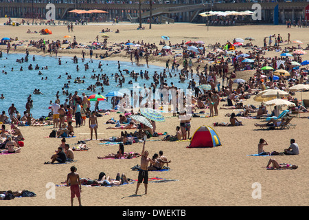 L'une des plages de Barcelone (Platja de la Nova Icaria) près du Port Olympique de Barcelone dans la région de Catalogne en Espagne. Banque D'Images