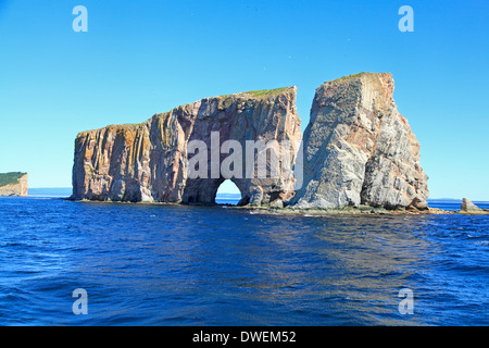 Rocher Percé vue par la mer, Québec, Canada Banque D'Images