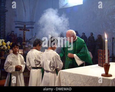 Guatemala prêtre missionnaire américain disant la messe à San Lucas. Banque D'Images