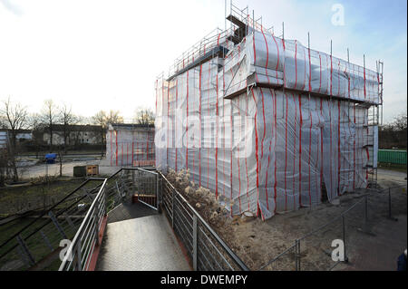 Verden, Allemagne. Feb 27, 2014. La nouvelle construction du centre de compétence en tant que projet de l'Amérique du Centre allemand pour la construction durable est à Verden, Allemagne, 27 février 2014. L'immeuble de bureaux est construit principalement avec des bottes de paille, s/n et le bois. Photo : Ingo Wagner/dpa/Alamy Live News Banque D'Images