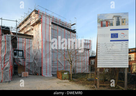 Verden, Allemagne. Feb 27, 2014. La nouvelle construction du centre de compétence en tant que projet de l'Amérique du Centre allemand pour la construction durable est à Verden, Allemagne, 27 février 2014. L'immeuble de bureaux est construit principalement avec des bottes de paille, s/n et le bois. Photo : Ingo Wagner/dpa/Alamy Live News Banque D'Images