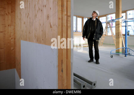 Verden, Allemagne. Feb 27, 2014. Le gestionnaire de l'Amérique du Centre allemand pour la construction durable, l'entreprise Christian Silberhorn, examine les murs en pisé dans un projet de construction écologique pour un immeuble de bureaux dans la région de Verden, Allemagne, 27 février 2014. Photo : Ingo Wagner/dpa/Alamy Live News Banque D'Images