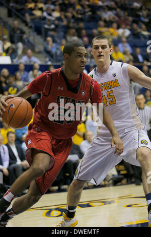 Berkeley, CA, USA. 5Th Mar, 2014. Mar 05 2014 - Berkeley CA, États-Unis - Utah G #  25 Kenneth Ogbe monte contre Cal #  45 Kravish David au cours de basket-ball de Mens NCAA match entre l'Université de l'Utah Runnin Utes et California Golden Bears 63-59 gagner au Pavillon Hass Berkeley Californie © csm/Alamy Live News Banque D'Images