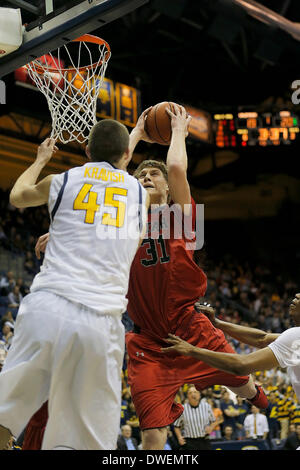 Berkeley, CA, USA. 5Th Mar, 2014. Mar 05 2014 - Berkeley CA, États-Unis - Utah C #  30 Bachynki Dallin slam dunk la balle plus Kravish #  Cal 45 David au cours de NCAA de basket-ball de Mens match entre l'Université de l'Utah Runnin Utes et California Golden Bears 63-59 gagner au Pavillon Hass Berkeley Californie © csm/Alamy Live News Banque D'Images