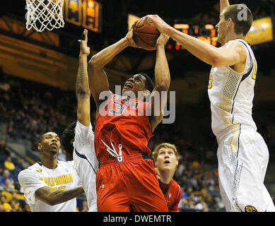 Berkeley, CA, USA. 5Th Mar, 2014. Mar 05 2014 - Berkeley CA, États-Unis - Utah G/F #  3 Onwas Princeton pouvoir de l'hoop et score comme avec Cal entourant les joueurs #  35 et #  45 Richard Solomon David Kravish au cours de basket-ball de Mens NCAA match entre l'Université de l'Utah Runnin Utes et California Golden Bears 63-59 gagner au Pavillon Hass Berkeley Californie © csm/Alamy Live News Banque D'Images