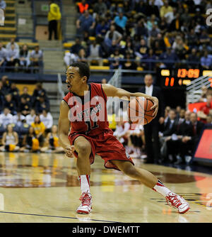 Berkeley, CA, USA. 5Th Mar, 2014. Mar 05 2014 - Berkeley CA, États-Unis - Utah G #  11 Brandon Taylor chercher un coéquipier ouvert au cours de NCAA de basket-ball de Mens match entre l'Université de l'Utah Runnin Utes et California Golden Bears 63-59 gagner au Pavillon Hass Berkeley Californie © csm/Alamy Live News Banque D'Images