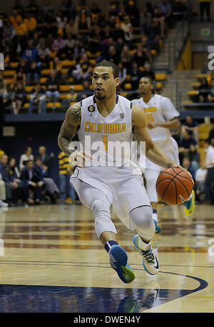 Berkeley, CA, USA. 5Th Mar, 2014. Mar 05 2014 - Berkeley CA, États-Unis - Californie porte G #  1 Justin Cobbs ramener le ballon vers le bas au cours de la cour de basket-ball de Mens NCAA match entre l'Université de l'Utah Runnin Utes et California Golden Bears 59-63 perdu au Pavillon Hass Berkeley Californie © csm/Alamy Live News Banque D'Images