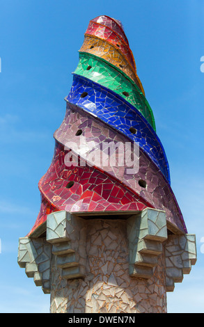 Cheminée ornée de broderie sur le toit de la palais néogothique du Palau Guell - Barcelone - Catalogne Région de l'Espagne. Banque D'Images