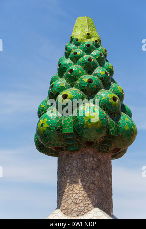 Cheminée ornée de broderie sur le toit de la palais néogothique du Palau Guell - Barcelone - Espagne Banque D'Images