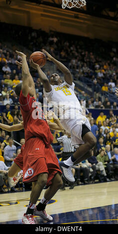 Berkeley, CA, USA. 5Th Mar, 2014. Mar 05 2014 - Berkeley CA, États-Unis - Californie porte G #  15 Jordanie Mathews de l'endroit de la peinture à l'hoop sur Utah #  25 Kenneth Ogbe NCAA de basket-ball au cours de mens match entre l'Université de l'Utah Runnin Utes et California Golden Bears 59-63 perdu au Pavillon Hass Berkeley Californie © csm/Alamy Live News Banque D'Images