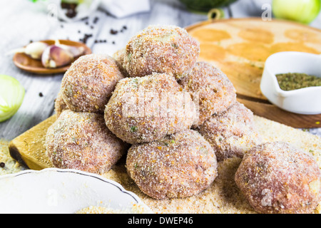 Libre de boulettes de viande de boeuf haché, roulée dans la chapelure Banque D'Images