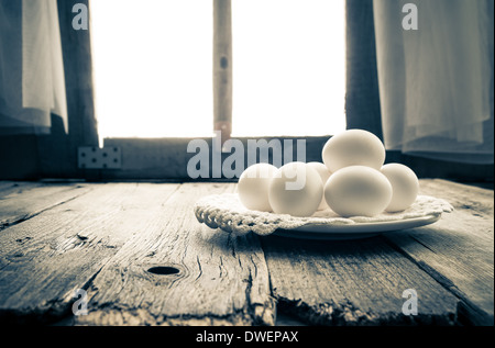 Oeuf blanc sur la table de cuisine dans une hutte rurale Banque D'Images