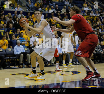 Berkeley, CA, USA. 5Th Mar, 2014. Mar 05 2014 - Berkeley CA, États-Unis - Californie porte F #  45 Kravish David va jusqu'à l'Utah #  31 Dallin Bachynski NCAA de basket-ball au cours de mens match entre l'Université de l'Utah Runnin Utes et California Golden Bears 59-63 perdu au Pavillon Hass Berkeley Californie © csm/Alamy Live News Banque D'Images