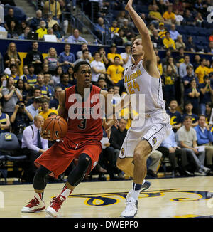 Berkeley, CA, USA. 5Th Mar, 2014. Mar 05 2014 - Berkeley CA, États-Unis - Utah G/F #  3 Onwas Princeton bataille pour la position de base contre Cal #  24 Kreklow Ricky et score au cours de NCAA de basket-ball de Mens match entre l'Université de l'Utah Runnin Utes et California Golden Bears 63-59 gagner au Pavillon Hass Berkeley Californie © csm/Alamy Live News Banque D'Images