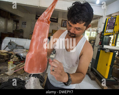 Mae Sot, Tak, en Thaïlande. 5Th Mar, 2014. Un technicien travaille sur une prothèse de jambe à la clinique Mae Tao à Mae Sot. Bien que les guerres en Birmanie sont en déclin, la clinique voit encore un certain nombre d'amputations traumatiques causées par les mines terrestres et les bombes. La clinique Mae Tao fournit des soins à plus de 150 000 Birmans déplacés par an et est le principal fournisseur de soins de santé pour le long de la frontière entre la Birmanie. Les réformes dans le Myanmar ont alllowed les ONG pour l'exploitation de l'homme au Myanmar, à la suite de nombreuses ONG sont des ressources aux opérations au Myanmar, laissant les migrants et les réfugiés birmans en Thail Banque D'Images