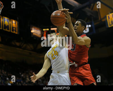 Berkeley, CA, USA. 5Th Mar, 2014. Mar 05 2014 - Berkeley CA, États-Unis - Utah G/F #  3 Onwas Princeton essayer de slam dunk que Cal #  24 Ricky Kreklow la balle frapper au cours de NCAA de basket-ball de Mens match entre l'Université de l'Utah Runnin Utes et California Golden Bears 63-59 gagner au Pavillon Hass Berkeley Californie © csm/Alamy Live News Banque D'Images