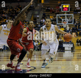 Berkeley, CA, USA. 5Th Mar, 2014. Mar 05 2014 - Berkeley CA, États-Unis - Californie porte G #  1 Justin Cobbs dur Utes col #  11 et #  55 Brandon Taylor Delon Wright avec un gaucher layup NCAA de basket-ball au cours de mens match entre l'Université de l'Utah Runnin Utes et les Golden Bears de la Californie à Berkeley en Californie Pavillon Hass © csm/Alamy Live News Banque D'Images