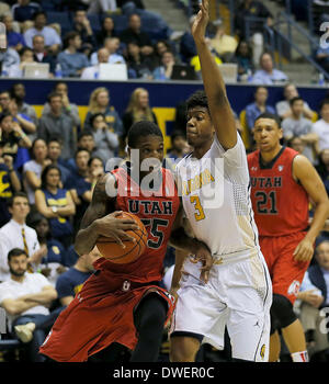 Berkeley, CA, USA. 5Th Mar, 2014. Mar 05 2014 - Berkeley CA, États-Unis - Utah G #  55 Delon Wright vigueur de cette façon pour le cerceau que Cal #  3 Tyrone Wallace essayer de l'arrêter au cours de NCAA de basket-ball de Mens match entre l'Université de l'Utah Runnin Utes et California Golden Bears 63-59 gagner au Pavillon Hass Berkeley Californie © csm/Alamy Live News Banque D'Images