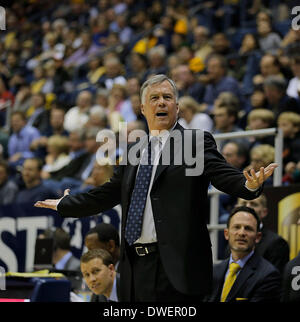 Berkeley, CA, USA. 5Th Mar, 2014. Mar 05 2014 - Berkeley CA, États-Unis - Californie porte l'entraîneur-chef Mike Montgomery bouleversées par Ref mauvais appel au cours de basket-ball de Mens NCAA match entre l'Université de l'Utah Runnin Utes et California Golden Bears 59-63 perdu au Pavillon Hass Berkeley Californie © csm/Alamy Live News Banque D'Images