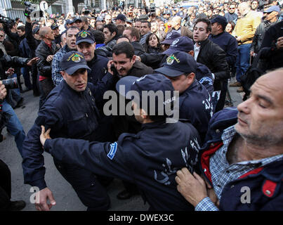 Alger, Algérie. 6Th Mar, 2014. La police à l'arrestation d'un manifestant au cours d'une manifestation contre le président algérien Abdelaziz Bouteflika a décidé de se présenter pour un quatrième mandat, à Alger, le 6 mars, 2014 Bouteflika, qui a aidé à mettre fin à l'Algérie des années 1990, la guerre civile dévastatrice, mais dont la récente règle a été tourmentée par les scandales de corruption, a déclaré à la télévision algérienne le 3 mars qu'il avait inscrit comme candidat à l'élection. Credit : Kamel Salah/NurPhoto ZUMAPRESS.com/Alamy/Live News Banque D'Images