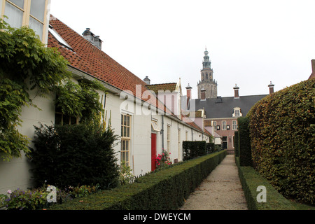 Prinsenhof & Prinsentuin (17e siècle et les jardins de la cour du prince) dans le centre historique de Groningen, Pays-Bas. Tour Martinitoren en arrière-plan Banque D'Images