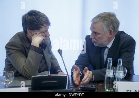 Berlin, Allemagne. 6Th Mar, 2014. Lors d'une réunion dans le cadre de sa visite à Berlin, le Commissaire européen à l'Environnement Janez Potocnik, Ministre fédéral allemand de Barbara Hendricks a parlé entre autres choses, la mise en œuvre de la récente adoption du 7ème programme d'action pour l'environnement, qui forme le cadre de la politique climatique et environnementale européenne jusqu'en 2020. Après la réunion qu'ils donnent une conférence de presse commune à la représentation de la Commission européenne à Berlin. / Photo : Barbara Hendricks (SPD), Ministre de l'environnement et de l'édifice, et Jochen Flasbarth, P Banque D'Images