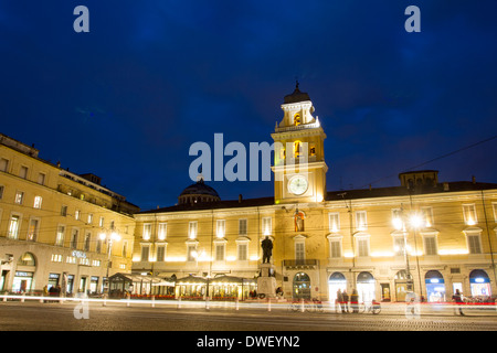 Heure bleue dans le Palazzo del Governatore, Piazza Garibaldi Giuseppe, Parme, Emilie-Romagne, Italie Banque D'Images