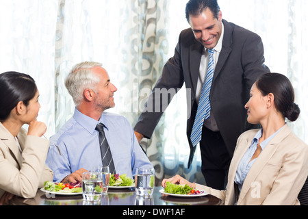 Des collègues ayant repas ensemble Banque D'Images
