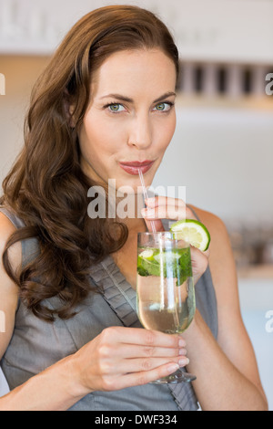 Libre d'une jeune femme verre à cocktail Banque D'Images