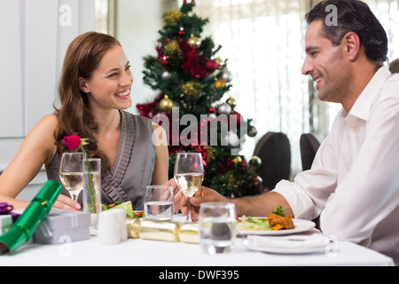 Couple avec vin à table à manger au restaurant Banque D'Images