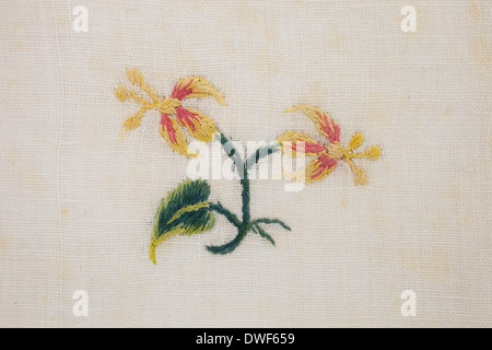 Pelouse en coton, brodé à la main, jaune et rouge avec des fleurs sauvages et des motifs floraux, branche date entre 1750 et 1790 Banque D'Images