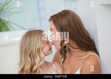 Close-up of a mother kissing sur le nez de sa fille Banque D'Images