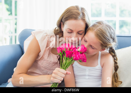 Mère et fille fleurs odorantes dans le salon Banque D'Images