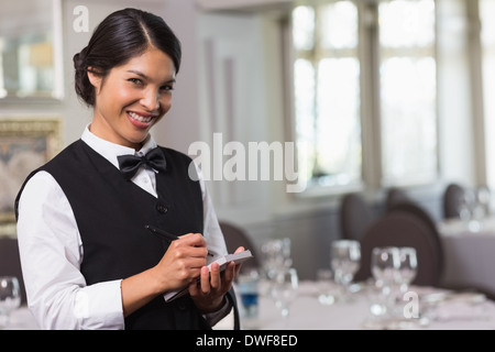 Jolie serveuse prendre une commande Banque D'Images