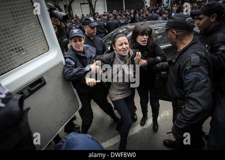 Alger, Algérie. 6Th Mar, 2014. La police à l'arrestation d'un manifestant au cours d'une manifestation contre le président algérien Abdelaziz Bouteflika a décidé de se présenter pour un quatrième mandat, à Alger, le 6 mars, 2014 Bouteflika, qui a aidé à mettre fin à l'Algérie des années 1990, la guerre civile dévastatrice, mais dont la récente règle a été tourmentée par les scandales de corruption, a déclaré à la télévision algérienne le 3 mars qu'il avait inscrit comme candidat à l'élection. © Kamel Salah/NurPhoto ZUMAPRESS.com/Alamy/Live News Banque D'Images