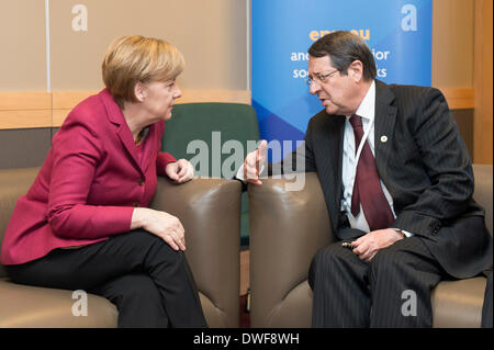 Document - un document du gouvernement en date du 07 mars 2014 La photo montre la Chancelière allemande, Angela Merkel, réunion avec le président chypriote Nikos Anastasiadis lors du congrès du parti à Dublin, Irlande. Le XXII Congrès du Parti Populaire Européen (PPE) a lieu à Dublin les 06 et 07 mars 2014. Photo : GUIDO BERGMANN/dpa //document/de crédit obligatoire pour un usage éditorial uniquement/PAS DE VENTES Banque D'Images