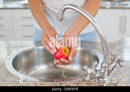 Section intermédiaire de lave-mains lavabo à apple Banque D'Images